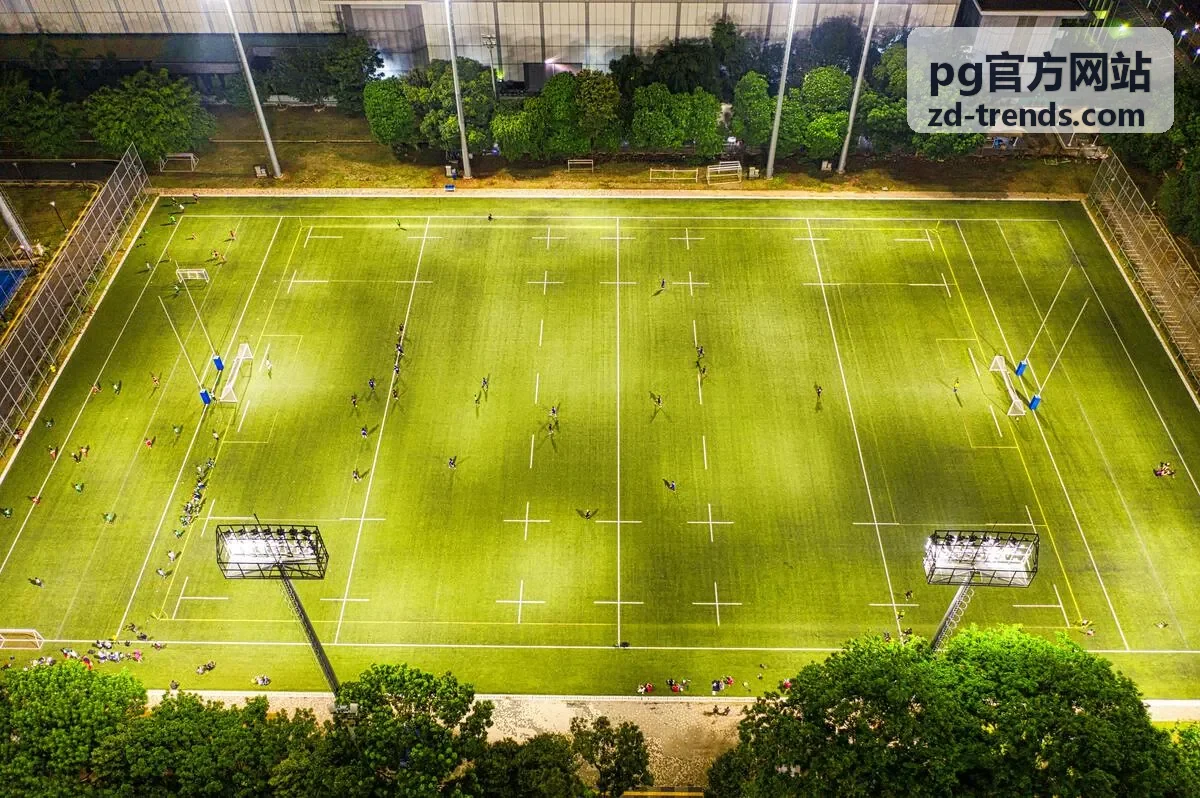 pg官方网站 互动内容在桌面与手机上排版的对照示意